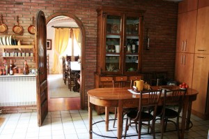 Fully equipped kitchen and dining room